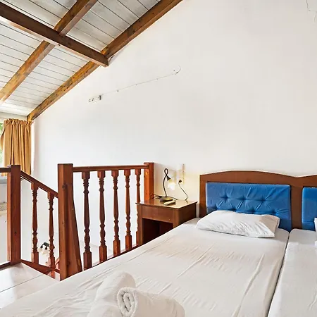 Apartment Mezoneta 3 *